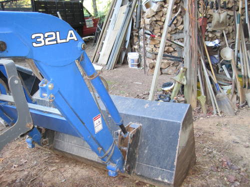 New Holland 32LA